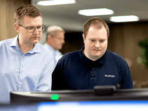 Dennis og Brian ved skærm 2