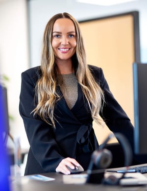 Heidi ved skrivebord