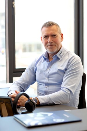 Henrik siddende
