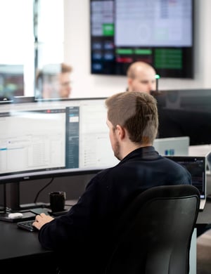 Mads med ryggen til ved skærm