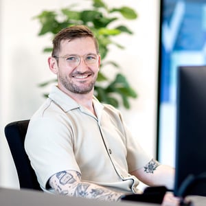 Mathias siddende