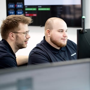 Nicki og Benji ved skærm-1