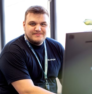 Per ved skærm lille-1