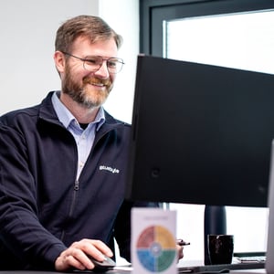Steffan ved skærm